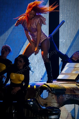 rihanna_crowd_burswood_wyliepic_3_11_15.png