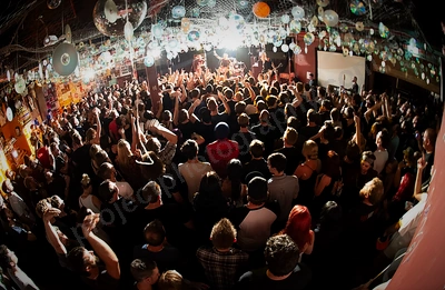 rise_against_crowd_amp_wyliepic_3_15_00.png