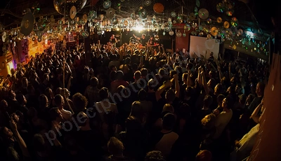 rise_against_crowd_amp_wyliepic_3_15_03.png