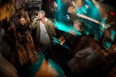 saviour_amp_crowd_wyliepic_12_17_040.png