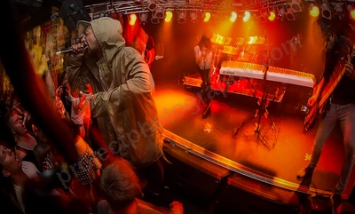 saviour_amp_crowd_wyliepic_12_17_054.png
