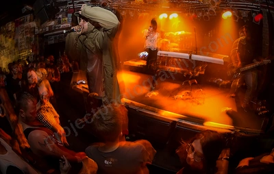 saviour_amp_crowd_wyliepic_12_17_060.png