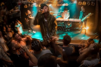 saviour_amp_crowd_wyliepic_12_17_066.png