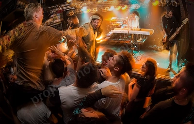 saviour_amp_crowd_wyliepic_12_17_069.png