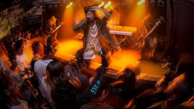 saviour_amp_crowd_wyliepic_12_17_071.png