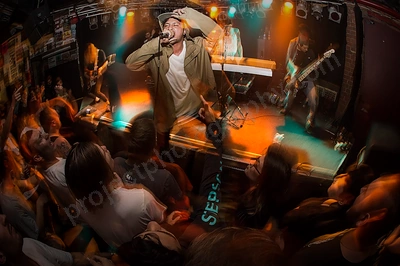 saviour_amp_crowd_wyliepic_12_17_072.png