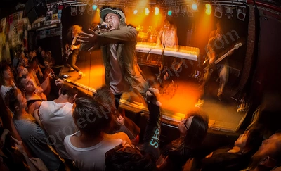 saviour_amp_crowd_wyliepic_12_17_073.png