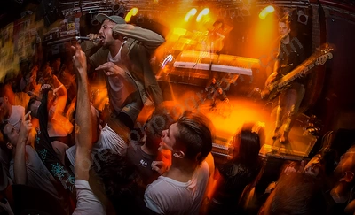 saviour_amp_crowd_wyliepic_12_17_078.png