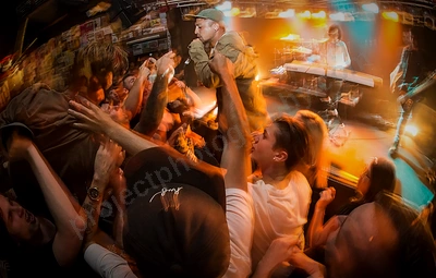 saviour_amp_crowd_wyliepic_12_17_088.png
