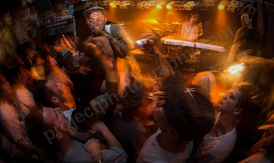 saviour_amp_crowd_wyliepic_12_17_089.png