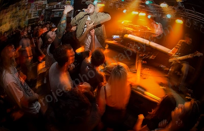 saviour_amp_crowd_wyliepic_12_17_091.png