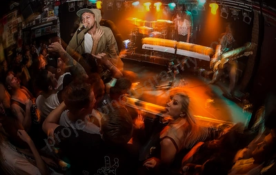 saviour_amp_crowd_wyliepic_12_17_093.png