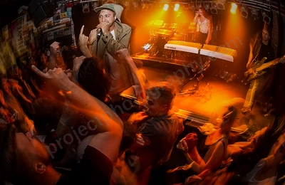 saviour_amp_crowd_wyliepic_12_17_095.png