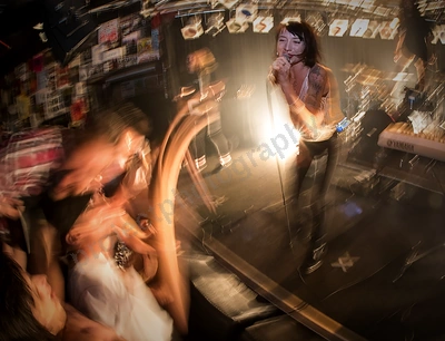 saviour_amp_crowd_wyliepic_12_17_101.png