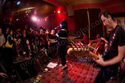 schvendes_crowd_hydey_wyliepic_7_07_02.png