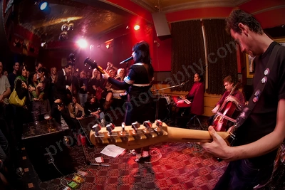 schvendes_crowd_hydey_wyliepic_7_07_03.png