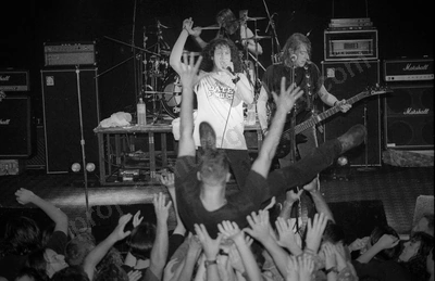 screaming_jets_crowd_metropolis_1048_wyliepic_94_02.jpg