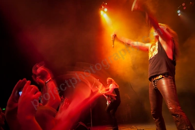 sebastian_bach_crowd_burswood_wyliepic_5_08_01.png