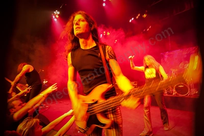 sebastian_bach_crowd_burswood_wyliepic_5_08_02.png