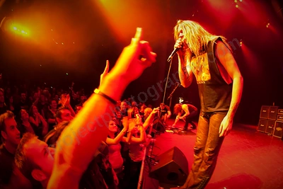 sebastian_bach_crowd_burswood_wyliepic_5_08_11.png