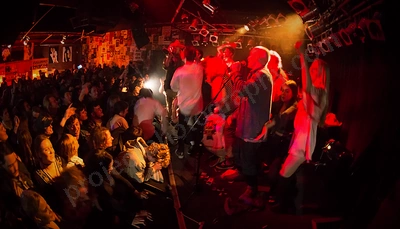 skeggs_crowd_amp_wyliepic_8_16_00.png