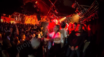 skeggs_crowd_amp_wyliepic_8_16_01.png