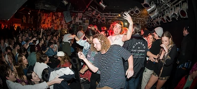 skeggs_crowd_amp_wyliepic_8_16_03.png