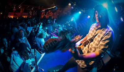 skeggs_crowd_amp_wyliepic_8_16_04.png