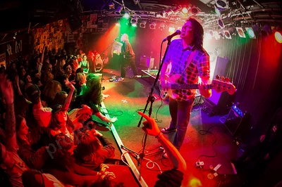 skeggs_crowd_amp_wyliepic_8_16_05.png