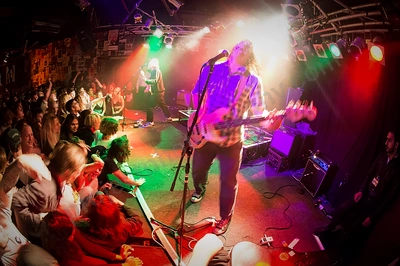 skeggs_crowd_amp_wyliepic_8_16_06.png