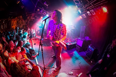 skeggs_crowd_amp_wyliepic_8_16_11.png