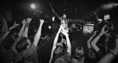 sleepy_jackson_crowd_rosemount_2377_wyliepic_2_2004_13.jpg