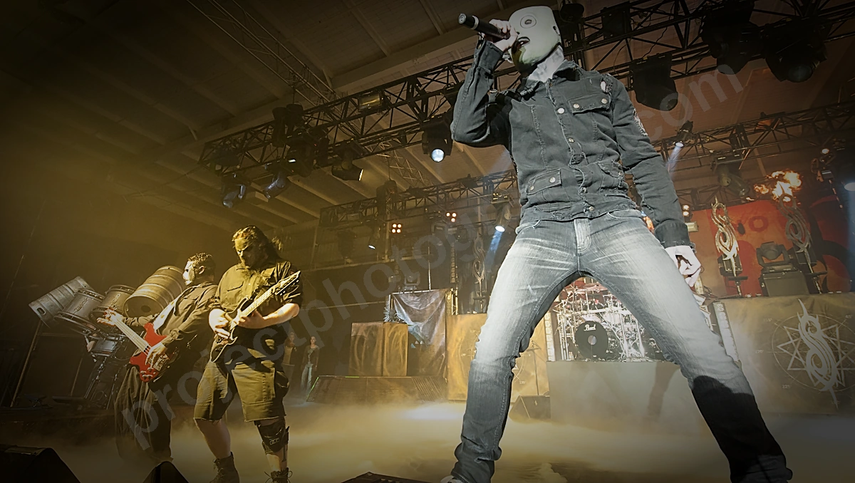 slipknot_claremont_wyliepic_10_08_00.png