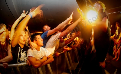 smith_street_band_crowd_rosemount_wyliepic_2_13_09.png