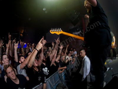 smith_street_crowd_band_capitol_wyliepic_6_16_00.png