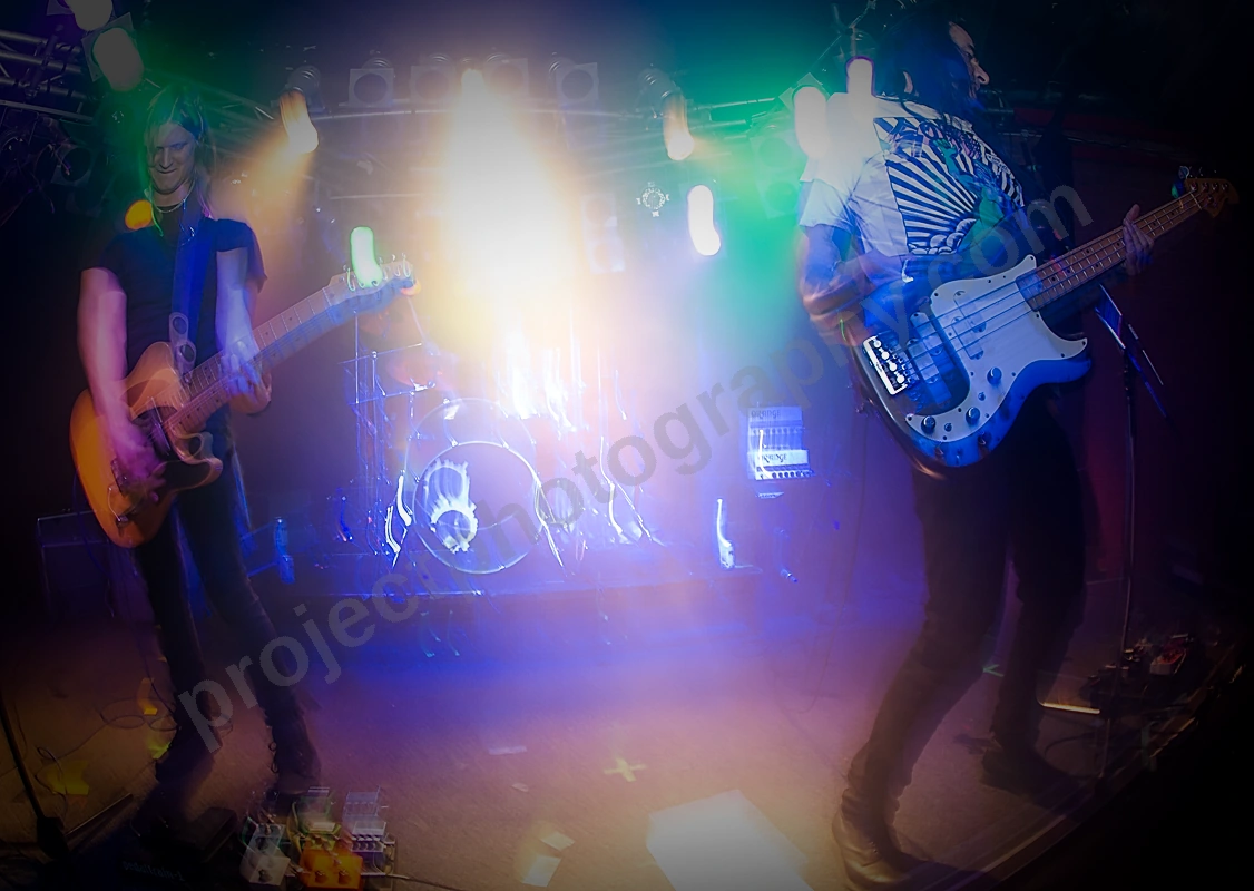 snapper_rocks_first_gig_amp_wyliepic_8_19_02.png