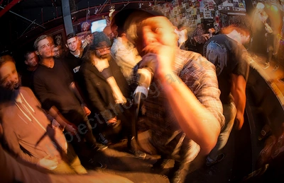 statues_crowd_amp_wyliepic_5_18_07.png