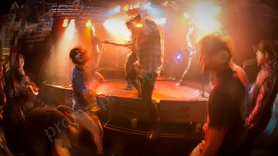 statues_crowd_amp_wyliepic_5_18_09.png