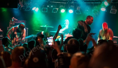 stick_to_your_guns_crowd_amp_wyliepic_1_18_15.png
