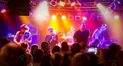 stick_to_your_guns_crowd_amp_wyliepic_1_18_55.png