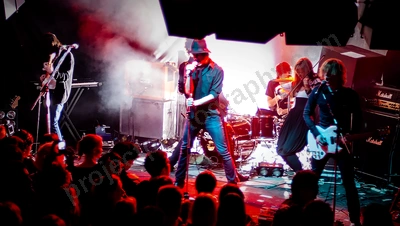 streetlight_crowd_amp_wyliepic_6_07_03.png
