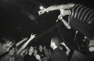 strung_out_crowd_2273_wyliepic_9_03_01.jpg