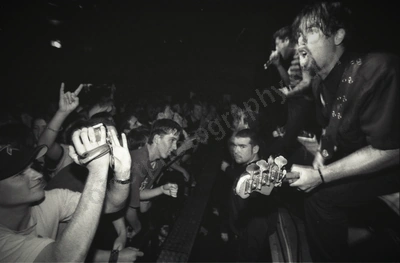 strung_out_crowd_2273_wyliepic_9_03_02.jpg