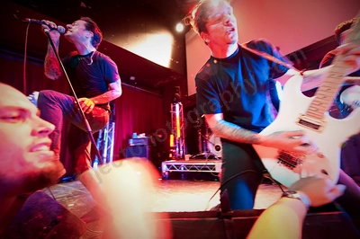 strung_out_crowd_capitol_wyliepic_6_10_00.png