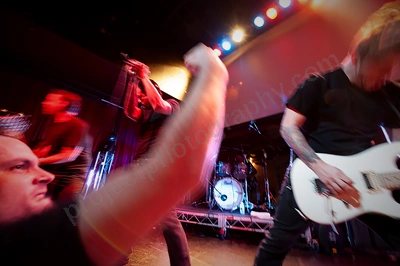 strung_out_crowd_capitol_wyliepic_6_10_01.png