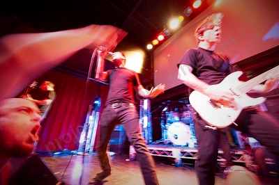 strung_out_crowd_capitol_wyliepic_6_10_02.png
