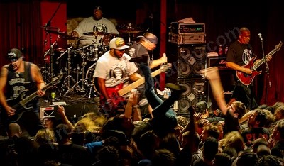 suicidal_tendancies_crowd_capital_wyliepic_5_11_03.png