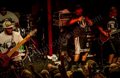 suicidal_tendancies_crowd_capital_wyliepic_5_11_09.png