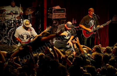suicidal_tendancies_crowd_capital_wyliepic_5_11_10.png