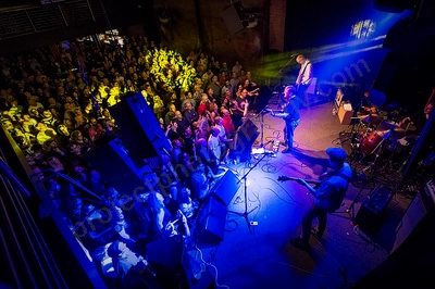 teenage_fanclub_crowd_capitol_wyliepic_2_19_02.png
